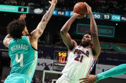 爱游戏-包含字母哥巅峰对决，梅西与50激战DWG分钟，逆转胜负难料！的词条