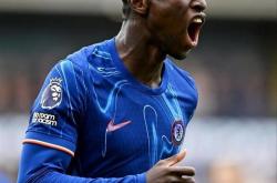 爱游戏-姆巴佩在曼联比赛中出色发挥，表现优异引发热议！